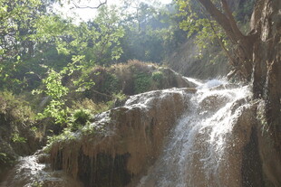山间瀑布美景