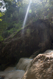 阳光洒落山间溪流