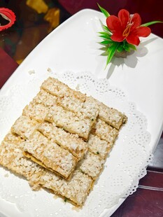 美味芝麻酥整齐摆于盘上