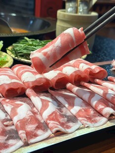 新鲜美味的火锅涮羊肉卷