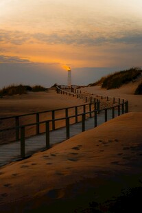 夕阳下的海边木栈道美景