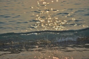 夕阳下波光粼粼的海浪