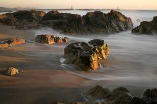 海边礁石的黄昏美景