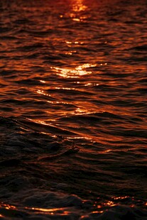 夕阳下波光粼粼的水面