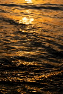 夕阳下波光粼粼的水面