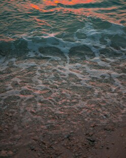 夕阳下的海浪与沙滩