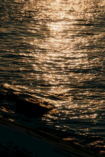 夕阳下波光粼粼的海面