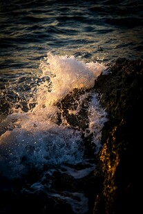 夕阳下海浪拍打岸边