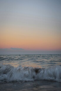 海边日落时的翻涌海浪