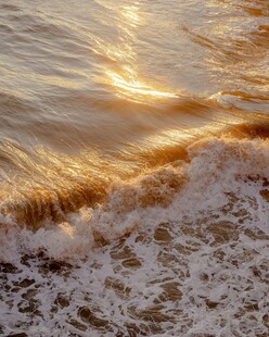 夕阳下的海浪美景