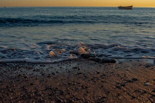 夕阳下的海边沙滩美景