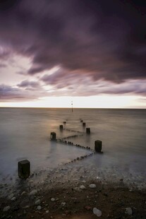 海边暮色中的孤独栈桥