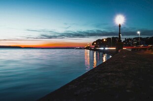 黄昏下的静谧湖畔夜景