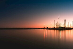 黄昏下宁静的海港风景