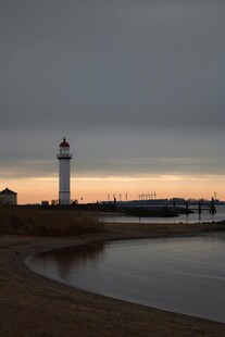 黄昏下的灯塔与宁静水域