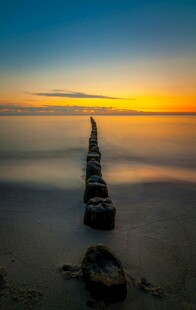 夕阳下的海边残船遗迹