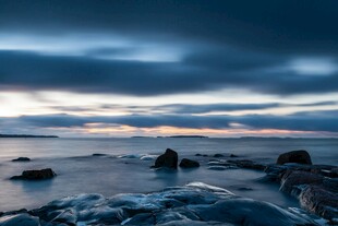 海边暮色下的礁石美景
