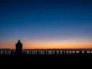 黄昏灯塔下的静谧码头