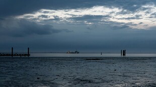 海上阴云下的静谧景象