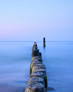 海边长堤伸向静谧海面