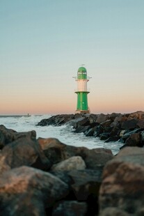 海边灯塔立于礁石之上