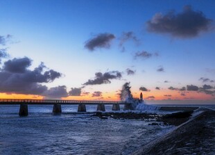 海边日落时的栈桥美景