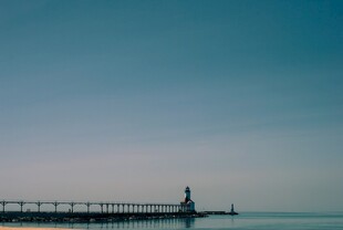 海边栈桥灯塔静谧风景