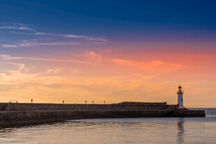 海边灯塔的绚丽黄昏景色