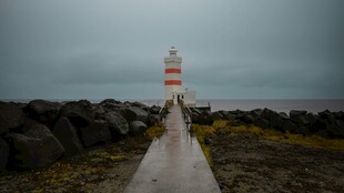 海边孤独灯塔的静谧之路