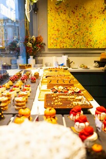 丰盛糕点展示台