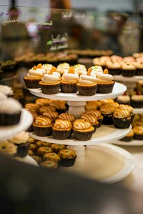 多样美味糕点陈列展示