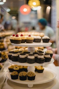 多层美味纸杯蛋糕展示