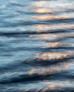 波光粼粼的水面