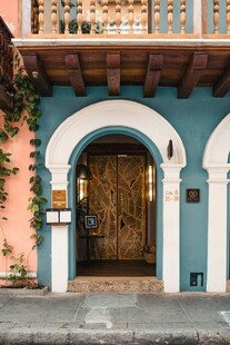 蓝墙拱门的特色建筑入口