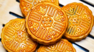 传统美味月饼堆叠展示