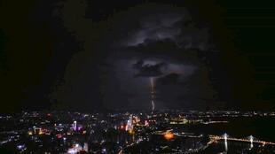 城市夜空下的闪电奇观
