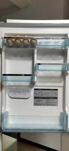 整洁冰箱内部展示