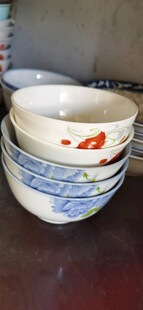 堆叠的多彩陶瓷杯具