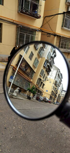 后视镜中的老旧小区建筑外观