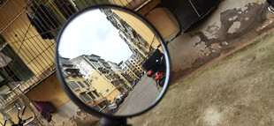 后福镜中城市景象