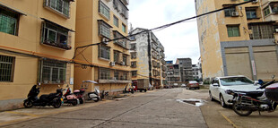 城市街道旁的停放车辆