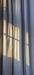 阳光透过窗帘的光影画面