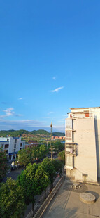 城市建筑与蓝天绿树景观