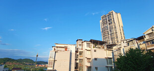 晴空下城市建筑与蓝天风景