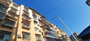 城市中的多层居民住宅楼