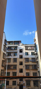 楼道口拍摄对面居民楼