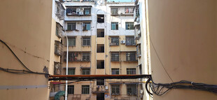 老旧楼房外杂乱的电线