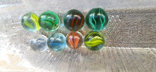 多彩玻璃弹珠排列展示