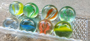 多彩玻璃弹珠整齐排列