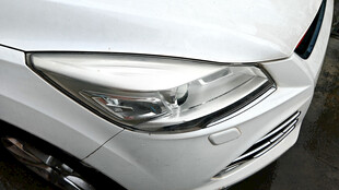 白色汽车前大灯特写